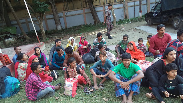 ঝিনাইদহের মহেশপুর উপজেলার খালিশপুরে অনুপ্রবেশের সময় গতকাল বুধবার আটক কয়েকজন নারী-পুরুষ ও শিশু। ছবি: প্রথম আলো