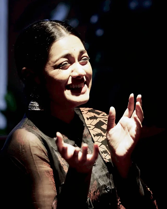 নুসরাত ইমরোজ তিশার হাসিমুখে খেলে যায় আলোছায়া