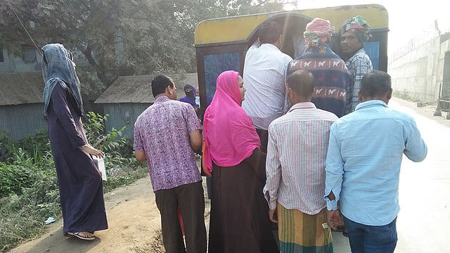 পিকআপভ্যান বা ম্যাক্সি এলে যাত্রীরা এতে ওঠার জন্য হুমড়ি খেয়ে পড়ছেন। আজ বৃহস্পতিবার সকালে মির্জাপুরের কদিম ধল্যা বাসস্ট্যান্ডে। ছবি: সোহেল মোহসীন