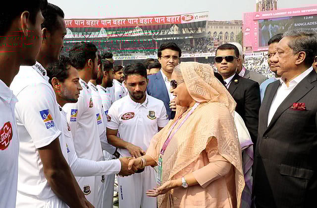 খেলা শুরুর আগে প্রধানমন্ত্রী শেখ হাসিনার সঙ্গে কুশল বিনিময় করেন বাংলাদেশ দলের খেলোয়াড়েরা। ছবি: ফোকাস বাংলা