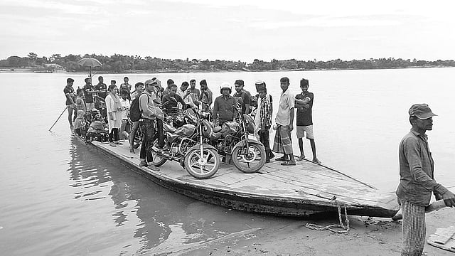 যাদুকাটা নদীর ওপর সেতু না থাকায় ভোগান্তি পোহাতে হয় মানুষকে। সম্প্রতি বিশ্বম্ভরপুর উপজেলার মিয়ারচর এলাকায়।  প্রথম আলো