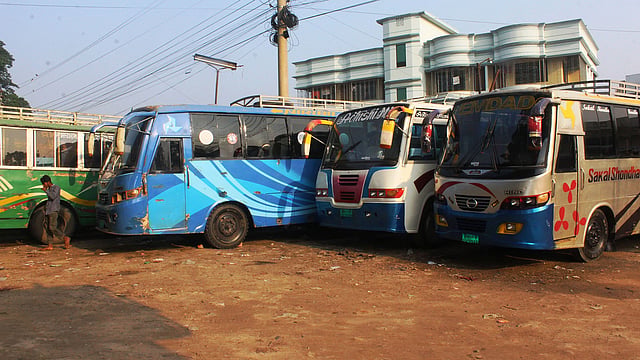 চুয়াডাঙ্গার মেহেরপুর বাসস্ট্যান্ডে বাসের সারি। আজ শুক্রবার সকালে। ছবি: শাহ আলম