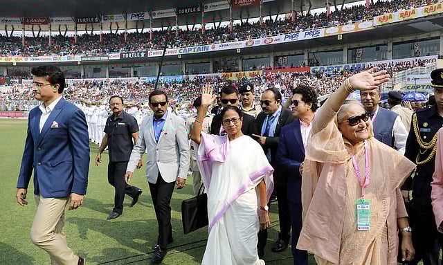 খেলা শুরুর আগে দর্শকদের অভিবাদনের জবাব দেন প্রধানমন্ত্রী শেখ হাসিনা ও পশ্চিমবঙ্গের মুখ্যমন্ত্রী মমতা বন্দ্যোপাধ্যায়। সঙ্গে ছিলেন সৌরভ গাঙ্গুলী, শচীন টেন্ডুলকারসহ অন্যরা। ছবি: ফোকাস বাংলা