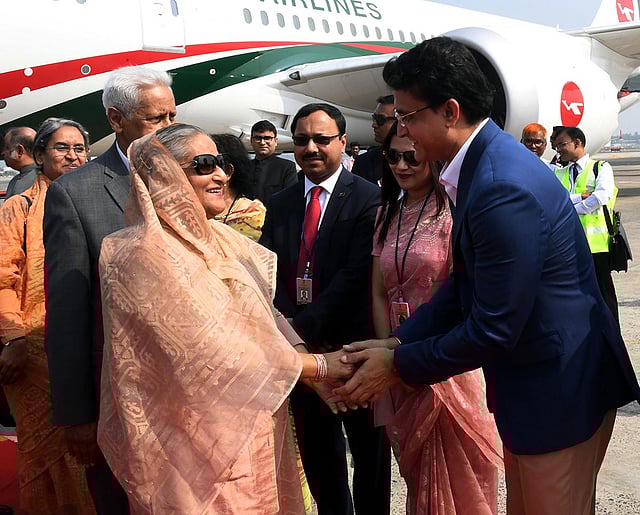 পশ্চিমবঙ্গে নেতাজি সুভাষ চন্দ্র বসু আন্তর্জাতিক বিমানবন্দরে প্রধানমন্ত্রী শেখ হাসিনাকে অভ্যর্থনা জানান বিসিসিআই সভাপতি সৌরভ গাঙ্গুলী। ছবি: পিআইডি