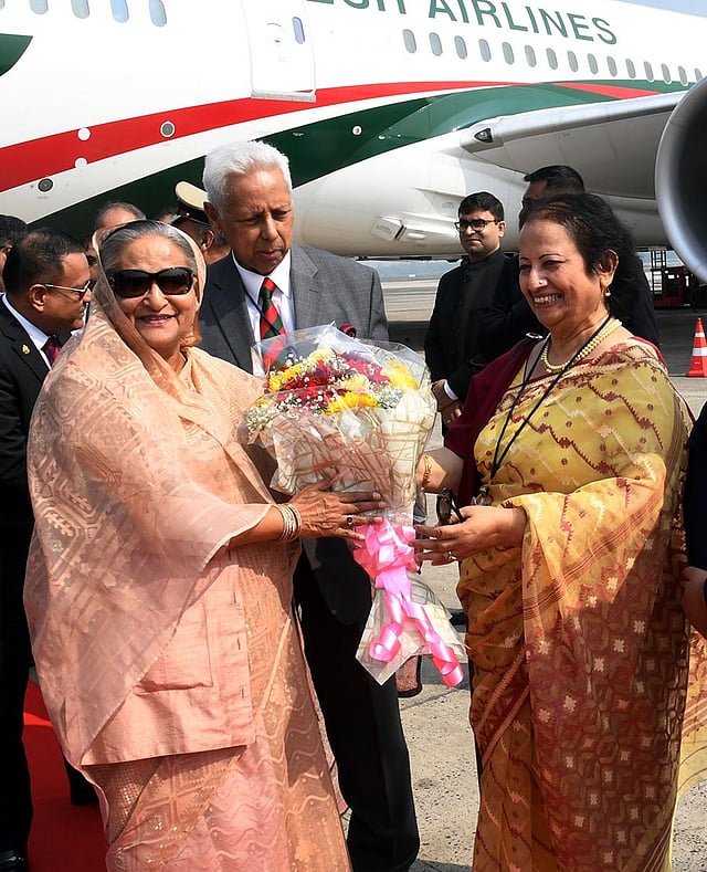 ভারতে নিযুক্ত বাংলাদেশের হাইকমিশনার সৈয়দ মোয়াজ্জেম আলী (মাঝে) প্রধানমন্ত্রীকে বিমানবন্দরে অভ্যর্থনা জানান। ছবি: পিআইডি