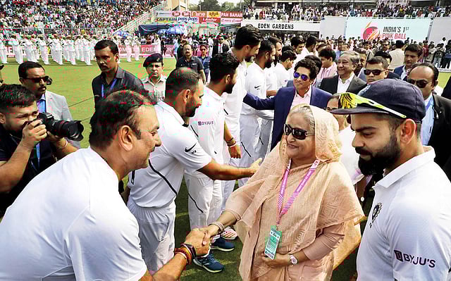 প্রধানমন্ত্রী শেখ হাসিনার সঙ্গে কুশল বিনিময় করেন ভারতের কোচ রবি শাস্ত্রী। সঙ্গে ভারতের অধিনায়ক বিরাট কোহলি। ছবি: ফোকাস বাংলা