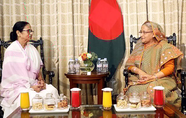 প্রধানমন্ত্রী শেখ হাসিনার সঙ্গে কলকাতার হোটেল তাজ বেঙ্গলে সাক্ষাৎ করেন পশ্চিমবঙ্গের মুখ্যমন্ত্রী মমতা বন্দ্যোপাধ্যায়। ছবি: পিআইডি