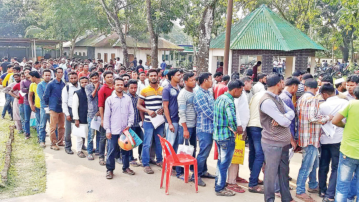 শিক্ষানবিশ ড্রাইভিং লাইসেন্সের ফরম জমা দিতে মোটরসাইকেল চালকদের দীর্ঘ লাইন। গতকাল হালুয়াঘাট থানা চত্বরে।  ছবি: প্রথম আলো
