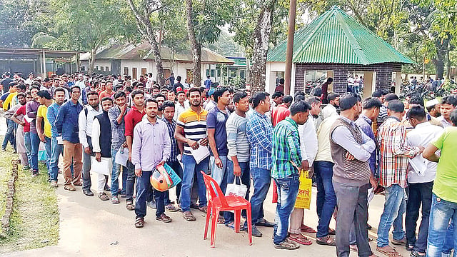 শিক্ষানবিশ ড্রাইভিং লাইসেন্সের ফরম জমা দিতে মোটরসাইকেল চালকদের দীর্ঘ লাইন। গতকাল হালুয়াঘাট থানা চত্বরে।  ছবি: প্রথম আলো
