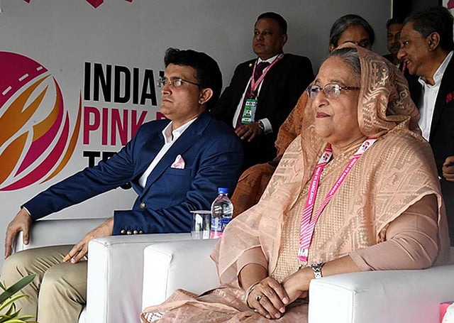 ইডেন গার্ডেনসের খেলা উপভোগ করেন প্রধানমন্ত্রী শেখ হাসিনা। পাশে বিসিসিআই প্রধান সৌরভ গাঙ্গুলী। ছবি: পিআইডি