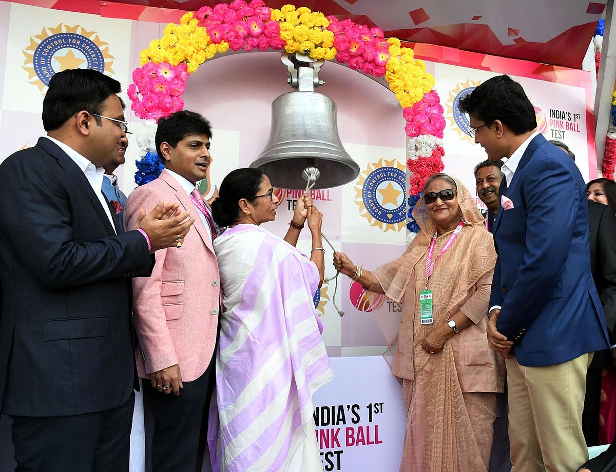 ইডেন গার্ডেনসে ঘণ্টা বাজিয়ে টেস্ট ম্যাচের সূচনা করেন বাংলাদেশের প্রধানমন্ত্রী শেখ হাসিনা ও পশ্চিমবঙ্গের মুখ্যমন্ত্রী মমতা বন্দ্যোপাধ্যায়। ছবি: পিআইডি