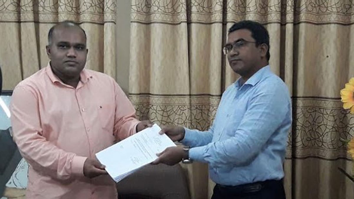 সিরাজগঞ্জ জেলা প্রশাসকের কাছে উল্লাপাড়ায় ট্রেন দুর্ঘটনার তদন্ত প্রতিবেদনটি দাখিল করেন তদন্ত কমিটির প্রধান অতিরিক্ত জেলা প্রশাসক (সার্বিক) ফিরোজ মাহমুদ। ছবি: সংগৃহীত