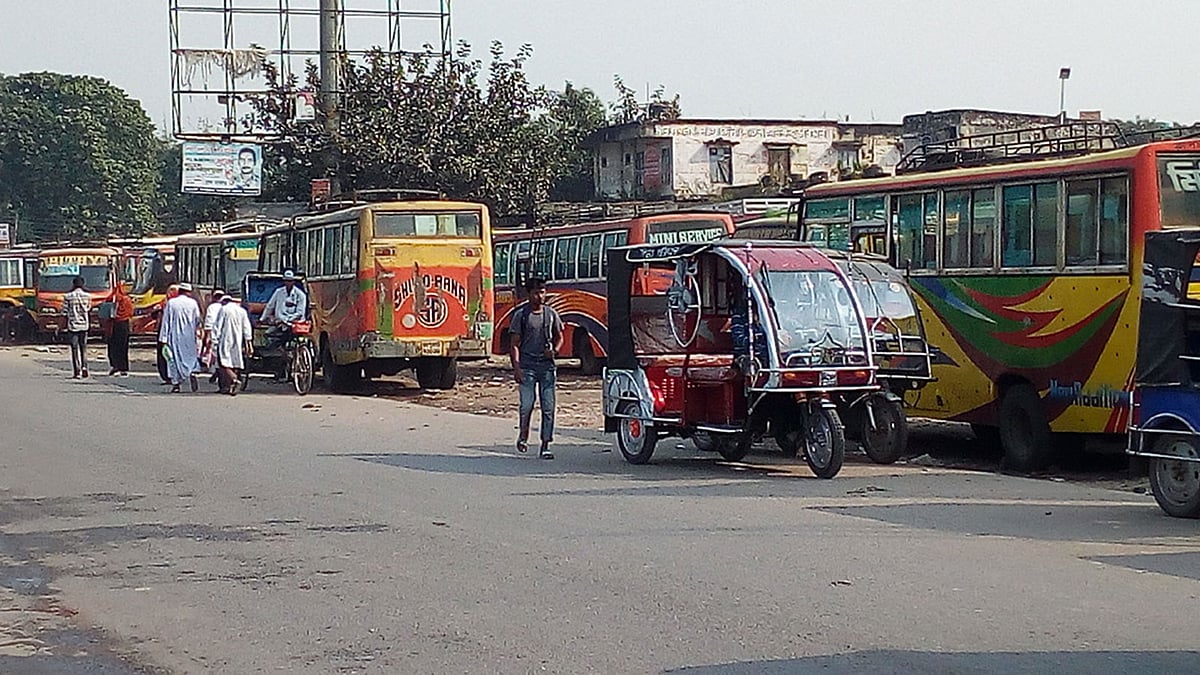 নওগাঁ শহরের বালুডাঙ্গা বাস টার্মিনাল। আজ শুক্রবার সকাল সাড়ে ১০টায়। ছবি: ওমর ফারুক