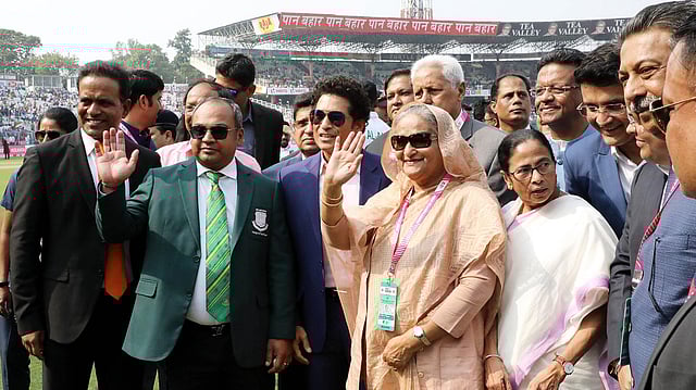 খেলা শুরুর আগে কুশল বিনিময়ের সময় প্রধানমন্ত্রী শেখ হাসিনা ও বাংলাদেশের অভিষেক টেস্টের অধিনায়ক নাঈমুর রহমান। সঙ্গে মমতা বন্দ্যোপাধ্যায়, সৌরভ গাঙ্গুলী, শচীন টেন্ডুলকারসহ অনেকে। ছবি: ফোকাস বাংলা