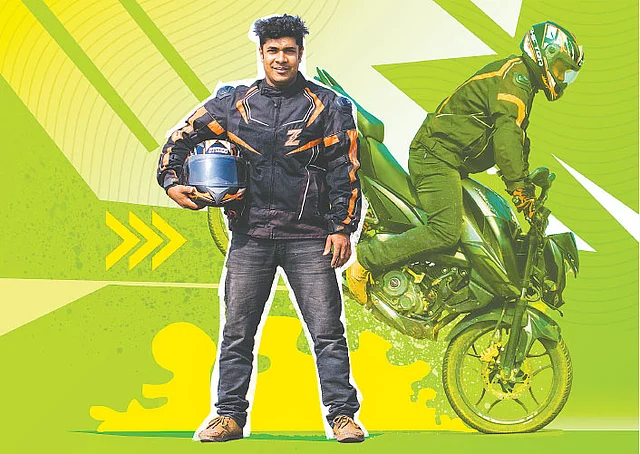 মোটরসাইকেলে নানা রকম কসরত দেখিয়ে দর্শকদের চমকে দেন আব্দুল কাইয়ুম । ছবি: খালেদ সরকার