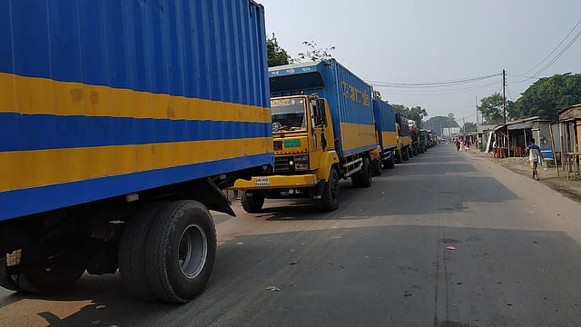 দৌলতদিয়া ঘাটে দুই দিন ধরে পণ্যবাহী গাড়ির লম্বা লাইন পড়তে শুরু করেছে। গোয়ালন্দ, রাজবাড়ী,২৩ নভেম্বর। ছবি : রাশেদুল হক