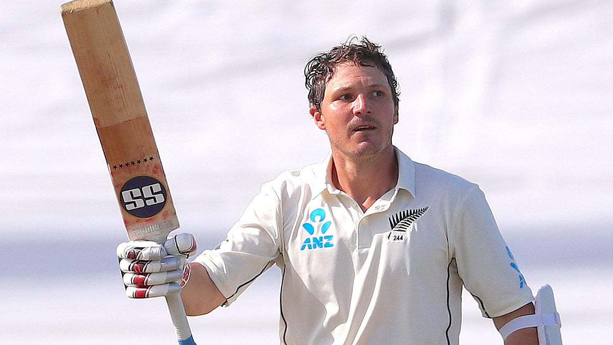 ক্যারিয়ারের অষ্টম সেঞ্চুরির পর দর্শক অভিনন্দনের জবাব দিচ্ছেন নিউজিল্যান্ডের ব্যাটসম্যান বিজে ওয়াটলিং। ছবি: এএফপি