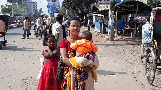 ঠাকুরগাঁওয়ে দ্বিতীয় দিনের মতো আন্তজেলার বাস চলাচল বন্ধ রয়েছে। এতে দুর্ভোগে পড়েছেন সাধারণ মানুষ। কেন্দ্রীয় বাস টার্মিনাল, ঠাকুরগাঁও, ২৩ নভেম্বর। ছবি: প্রথম আলো