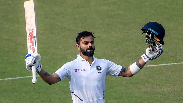 কোহলির দুর্দান্ত ব্যাটিং বাংলাদেশকে কোন সুযোগ দিচ্ছে না। ছবি: এএফপি