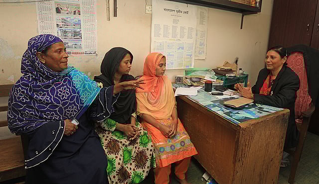 নারীদের সঙ্গে কথা বলছেন আইনজীবী তুতুল বাহার। ছবি: জুয়েল শীল