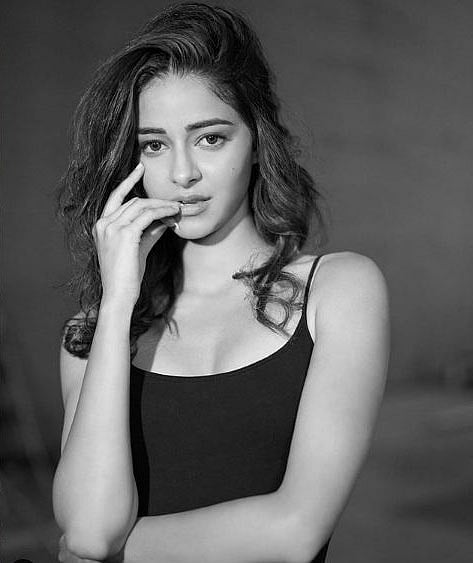 এই ছবির ক্যাপশনে অনন্যা লিখেছেন, ‘কারণ, কিছু বিষয় কেবল ধূসর না, সাদাকালোও হয়।’