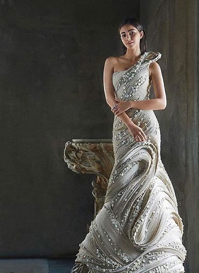 ‘এই ঘরে কত কত শিল্পকর্ম। তবু আমি কেবল তোমার দিকে তাকিয়ে থাকি।’