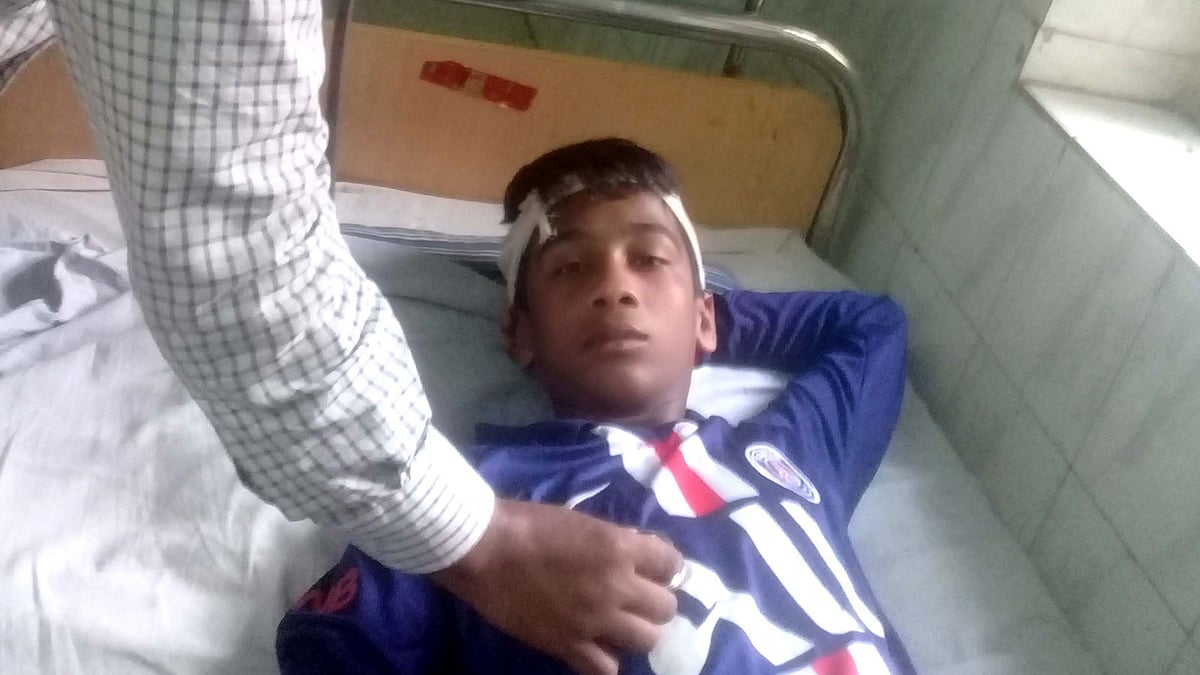 চাঁদপুরের মতলব উত্তর উপজেলায় ফরাজীকান্দি উয়েসিয়া কামিল মাদ্রাসা ছাত্রাবাসের ছাদ ধসে আহত এক শিক্ষার্থীকে চিকিৎসা দিচ্ছেন চিকিৎসক। মতলব দক্ষিণ উপজেলা স্বাস্থ্য কমপ্লেক্সের শিশু ওয়ার্ড, চাঁদপুর, ২৪ নভেম্বর। ছবি: প্রথম আলো