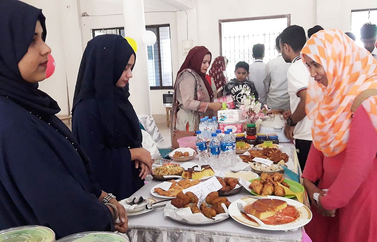 মৌলভীবাজার পৌর জনমিলন কেন্দ্রে আজ শুরু হয়েছে ‘ফুড ফেস্টিভ্যাল’। ছবি: প্রথম আলো