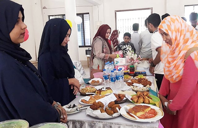 মৌলভীবাজার পৌর জনমিলন কেন্দ্রে আজ শুরু হয়েছে ‘ফুড ফেস্টিভ্যাল’। ছবি: প্রথম আলো