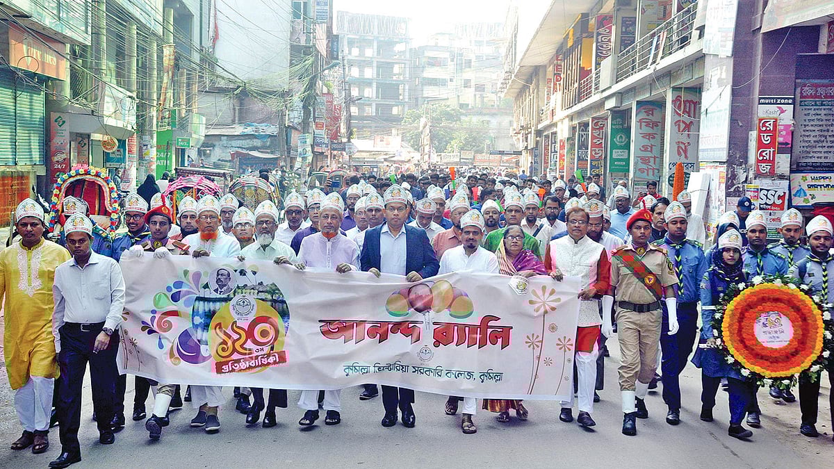 কুমিল্লার ভিক্টোরিয়া সরকারি কলেজ প্রতিষ্ঠার ১২০ বছর পূর্তি উপলক্ষে আনন্দ শোভাযাত্রা। গতকাল সকালে নিউমার্কেট এলাকায়।  ছবি: প্রথম আলো