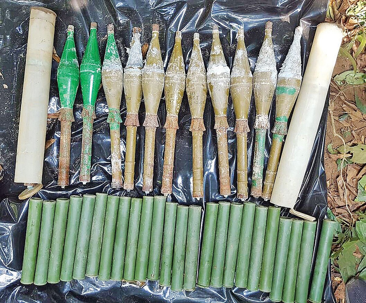 সাতছড়ি জাতীয় উদ্যান থেকে গত শনিবার উদ্ধার হওয়া আরপিজি গোলা।  প্রথম আলো