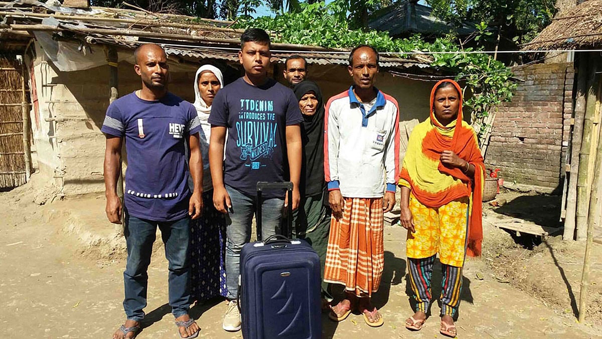 সৌদি আরবে যাওয়ার আশায় পাইলট এভাবেই তৈরি হয়েছিলেন। কিন্তু শেষ পর্যন্ত তাঁর আর যাওয়া হলো না। ছবি: প্রথম আলো