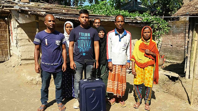 সৌদি আরবে যাওয়ার আশায় পাইলট এভাবেই তৈরি হয়েছিলেন। কিন্তু শেষ পর্যন্ত তাঁর আর যাওয়া হলো না। ছবি: প্রথম আলো