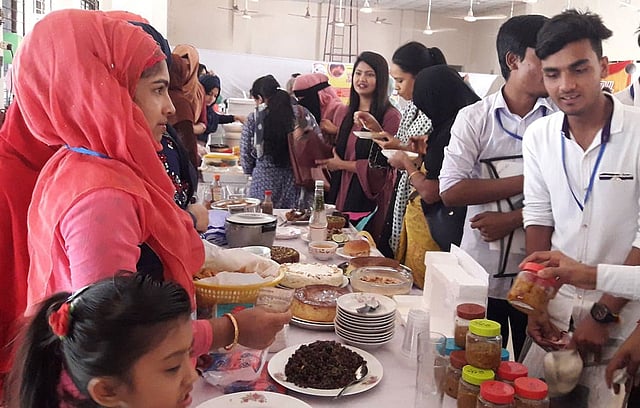 জমে উঠেছে ‘ফুড ফেস্টিভ্যাল’। ছবি: প্রথম আলো