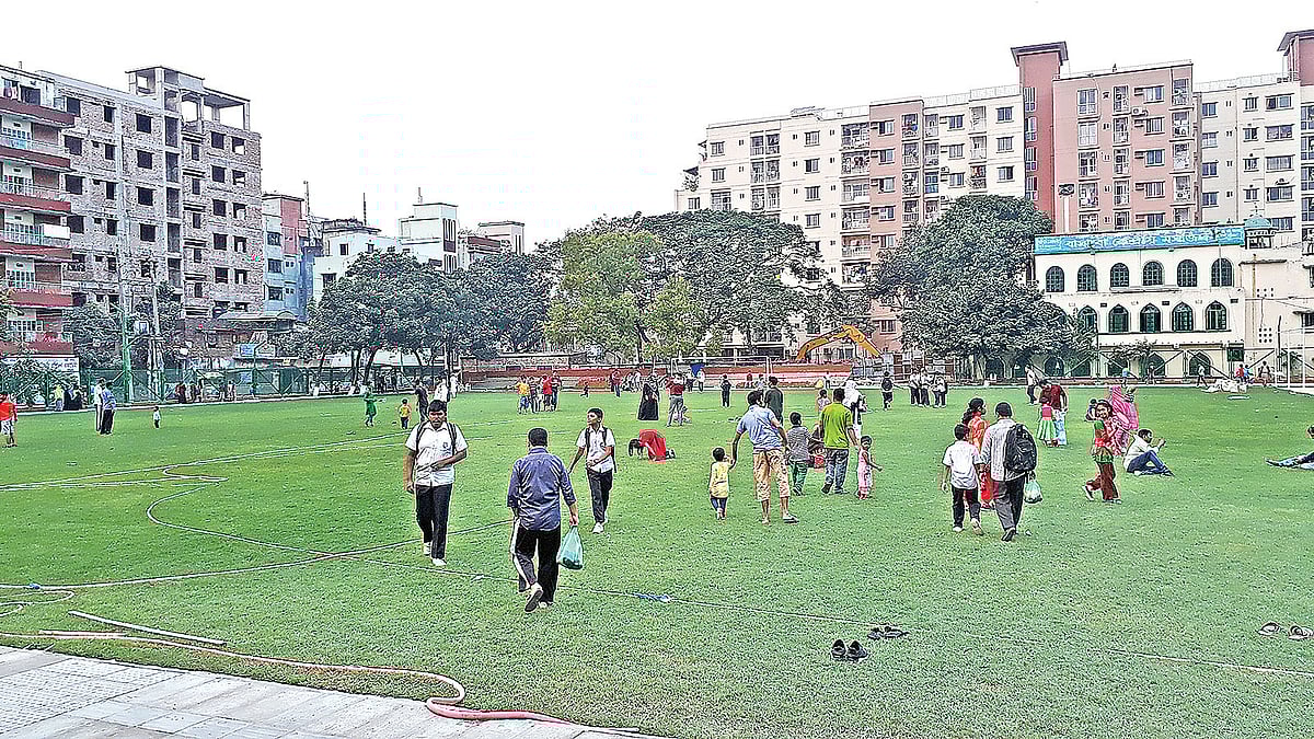 ফটক খোলা পেয়ে মাঠে নেমে পড়েছে এলাকার লোকজন। গতকাল বাসাবোয়। প্রথম আলো