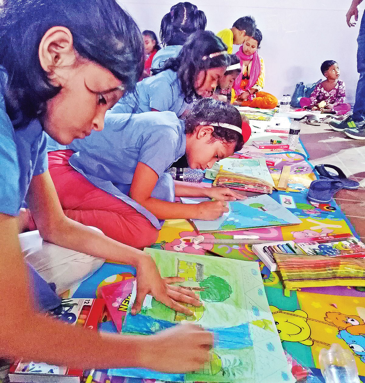 ছবি আঁকছে সুবিধাবঞ্চিত শিশুরা। গতকাল ইস্ট ওয়েস্ট বিশ্ববিদ্যালয়ে। প্রথম আলো