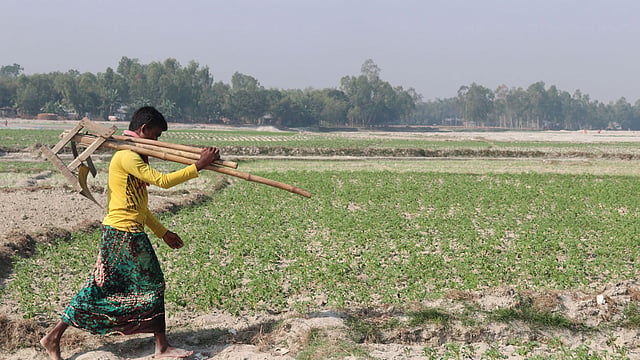 কৃষিযন্ত্র নিয়ে যাচ্ছেন কৃষক