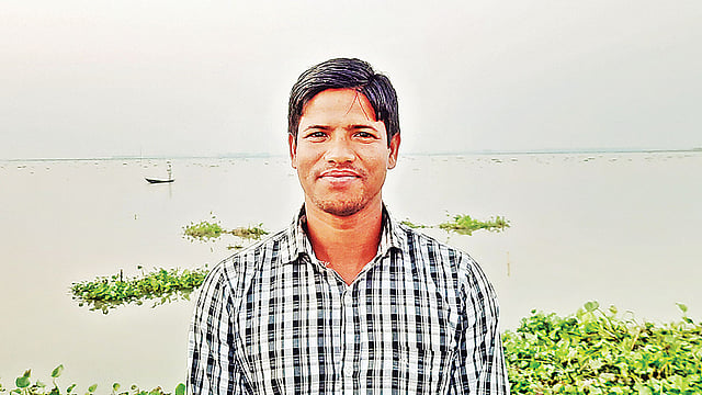 নাটোরের গুরুদাসপুরের হাঁসের খামারি শরিফুল ইসলাম।  ছবি: প্রথম আলো