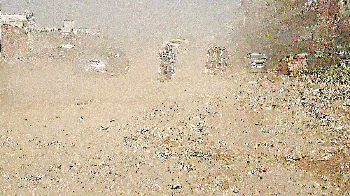 যানবাহন চলাচল করলেই ধুলা ছড়িয়ে পড়ে চারদিকে। গত বৃহস্পতিবার সকালে ঢাকা-ময়মনসিংহ মহাসড়কের টঙ্গী আনারকলি এলাকায়। প্রথম আলো