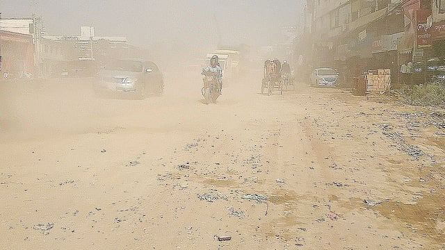 যানবাহন চলাচল করলেই ধুলা ছড়িয়ে পড়ে চারদিকে। গত বৃহস্পতিবার সকালে ঢাকা-ময়মনসিংহ মহাসড়কের টঙ্গী আনারকলি এলাকায়। প্রথম আলো