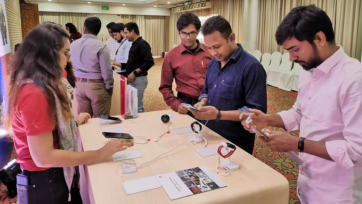 হুয়াওয়ের নতুন পণ্য দেখছেন আমন্ত্রিত অতিথিরা। ছবি: হুয়াওয়ের সৌজন্যে