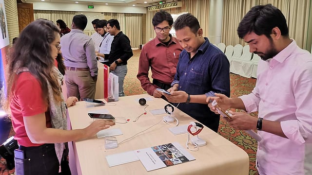 হুয়াওয়ের নতুন পণ্য দেখছেন আমন্ত্রিত অতিথিরা। ছবি: হুয়াওয়ের সৌজন্যে