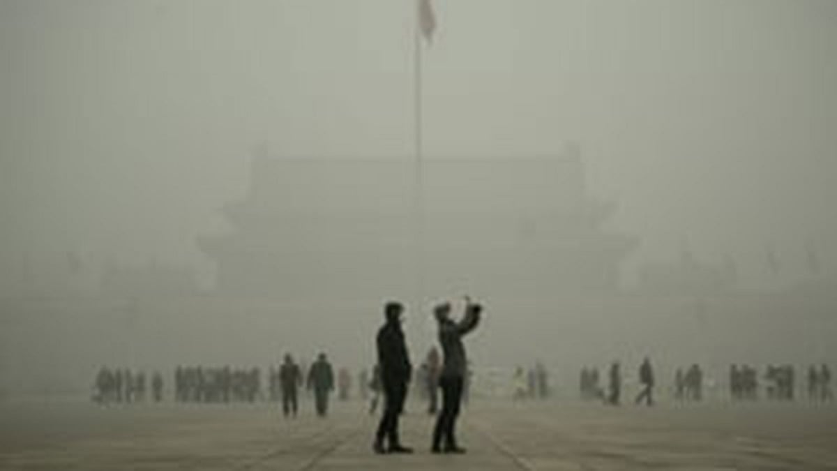 ভারতের রাজধানী নয়াদিল্লি ও আশপাশে বায়ুদূষণ এবং ঘন ধোঁয়াশা এক সপ্তাহ ধরে এক চরম বিপজ্জনক মাত্রায় পৌঁছেছে। ছবি: এএফপি