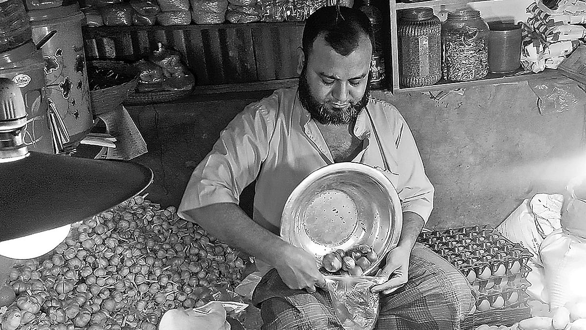 মহাখালীর সাততলা বস্তি এলাকার লালমাটি বাজারে আড়াই শ গ্রাম পেঁয়াজ কিনছেন এক ক্রেতা।  ছবি: প্রথম আলো