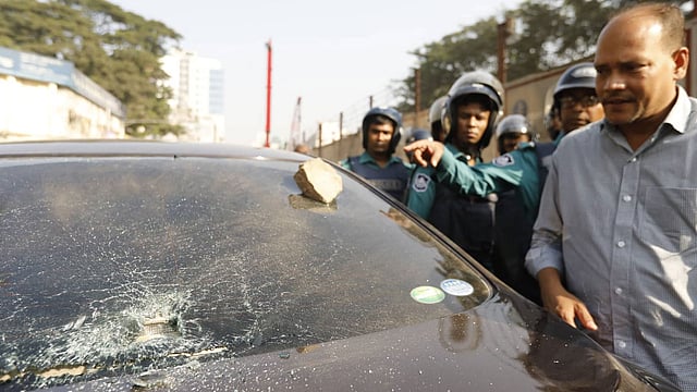সড়কে বেশ কিছু গাড়ি ভাঙচুর করা হয়। ঢাকা, ২৬ নভেম্বর। ছবি: শুভ্র কান্তি দাস