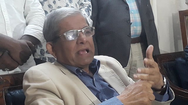 ঠাকুরগাঁও শহরের কালীবাড়ির নিজ বাড়িতে গণমাধ্যমকর্মীদের সঙ্গে কথা বলেন বিএনপির মহাসচিব মির্জা ফখরুল ইসলাম আলমগীর। ছবি: প্রথম আলো