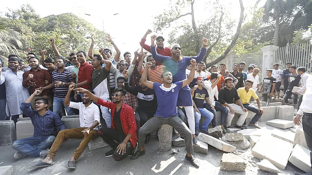 হাইকোর্টের প্রধান ফটক থেকে মাজার গেট পর্যন্ত অবস্থান নিয়ে স্লোগান দেন নেতা-কর্মীরা। ঢাকা, ২৬ নভেম্বর। ছবি: শুভ্র কান্তি দাস