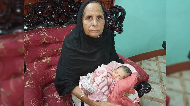 সিলেটের বাদাম বাগিচা এলাকায় বাচ্চাসহ আটক সুফিয়া বেগম। ছবি: সংগৃহীত