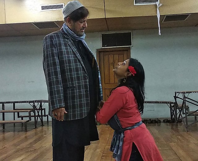 ‘কালো জলের কাব্য’ নাটকের শেষ দিনের মহড়া। ছবি: মাসুম আলী