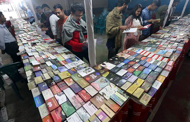 বই বাছাই করছেন ক্রেতারা।